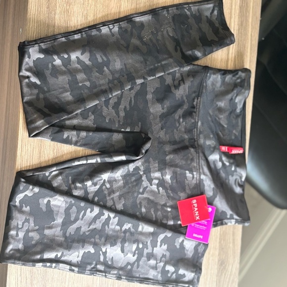 Womens Spanx Faux Leather Camo Leggings Medium Black Gray NWT - Picture 1 of 4